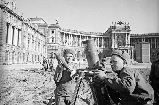 Советские минометчики ведут огонь с площади у дворца Хофбург