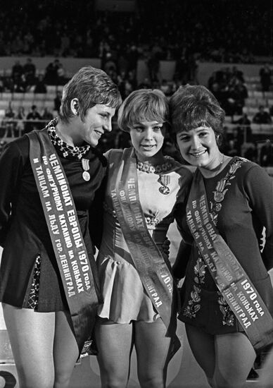 Фигуристки Б. Шуба, Г. Зейферт и Ж. Алмаши