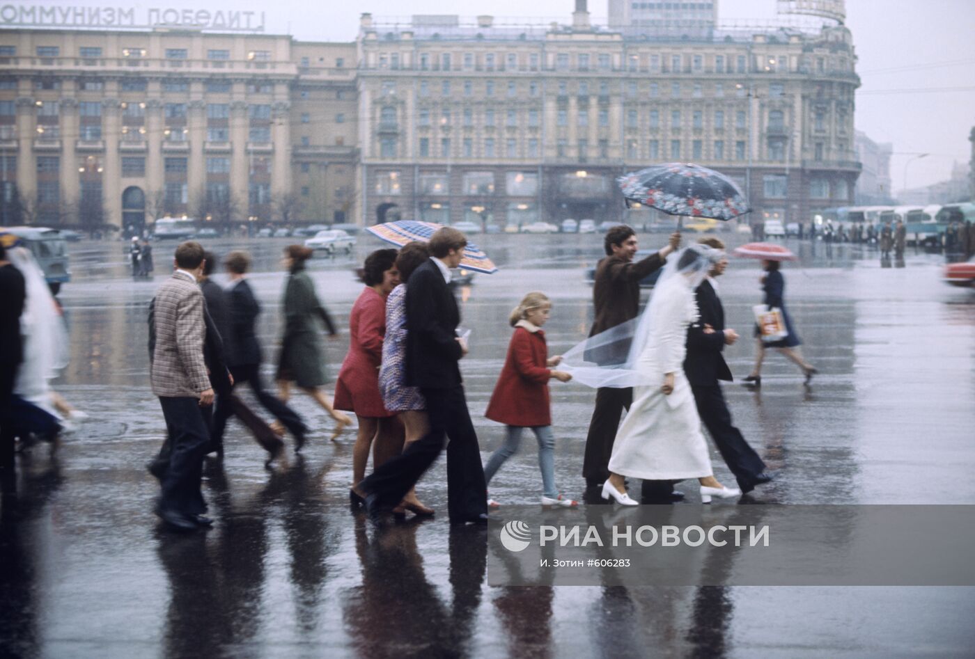 Молодожены на площади им. 50-летия Октября