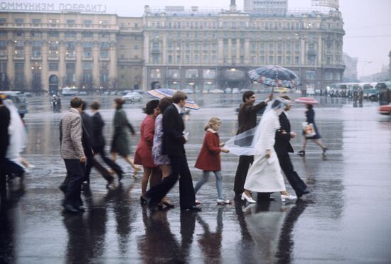 Молодожены на площади им. 50-летия Октября