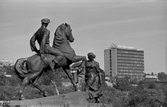 Скульптурная композиция "Григорий и Аксинья"