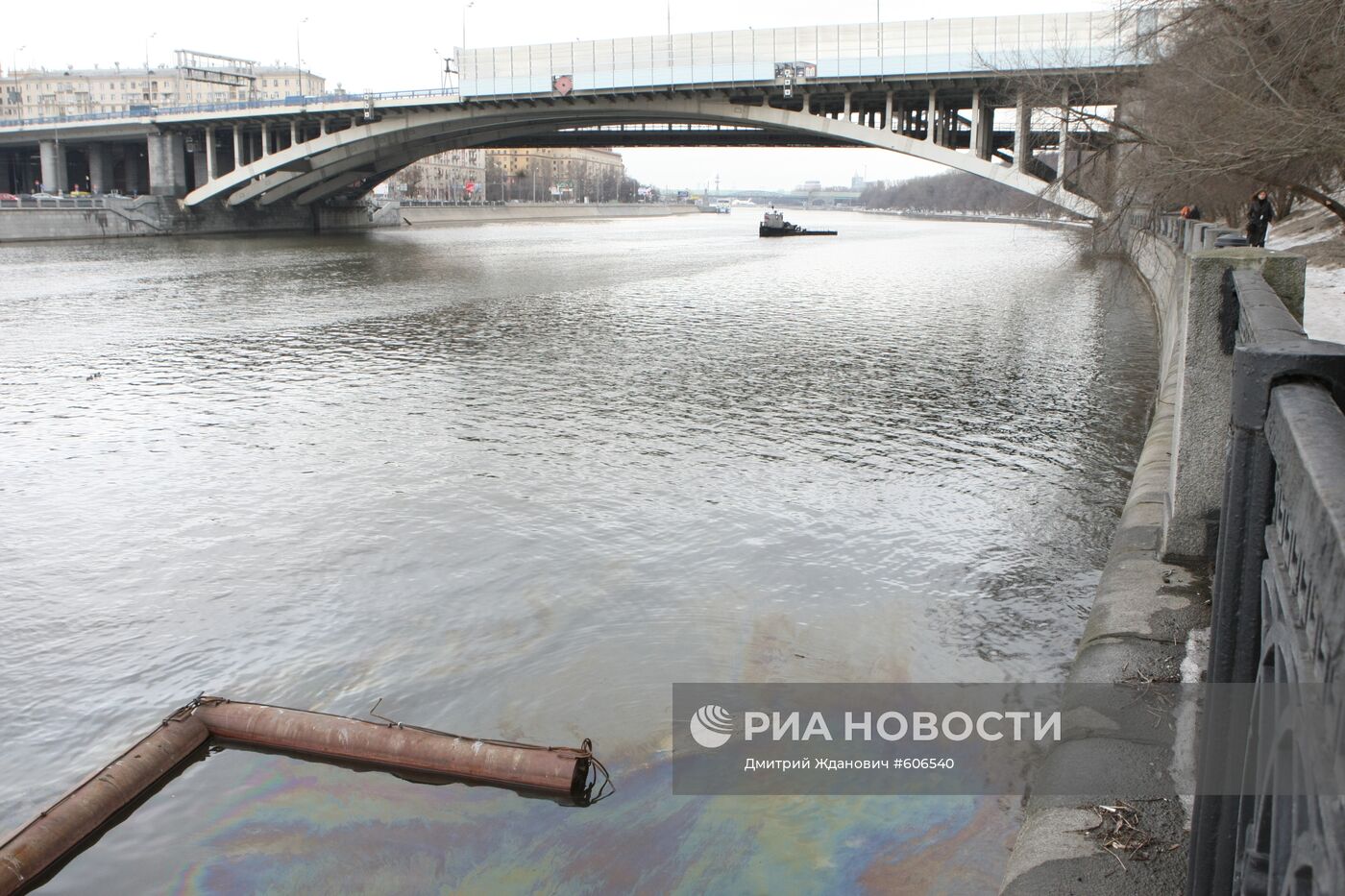 Масляная пленка на Москве-реке