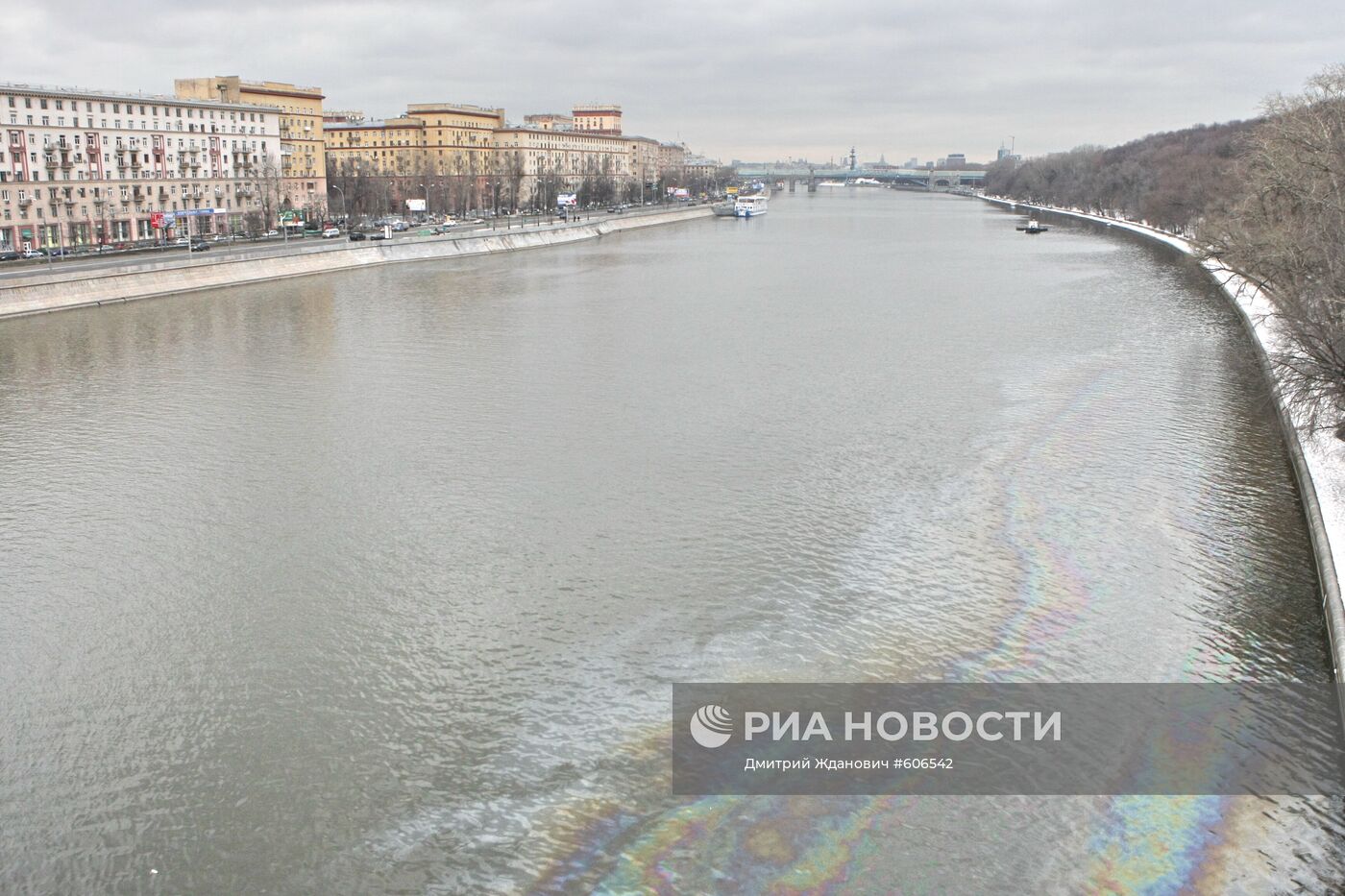 Масляная пленка на Москве-реке