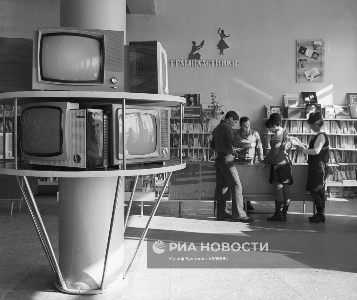 В магазине "Мелодия" Меркенского райпотребсоюза
