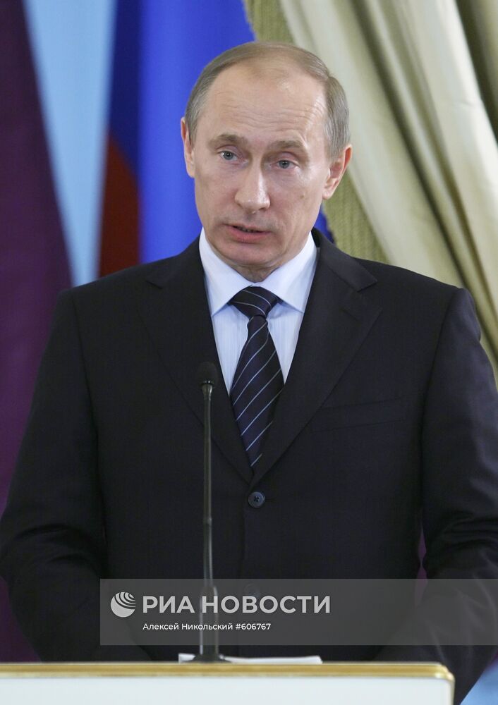 Премьер-министр РФ В.Путин на пресс-конференции в Доме приемов