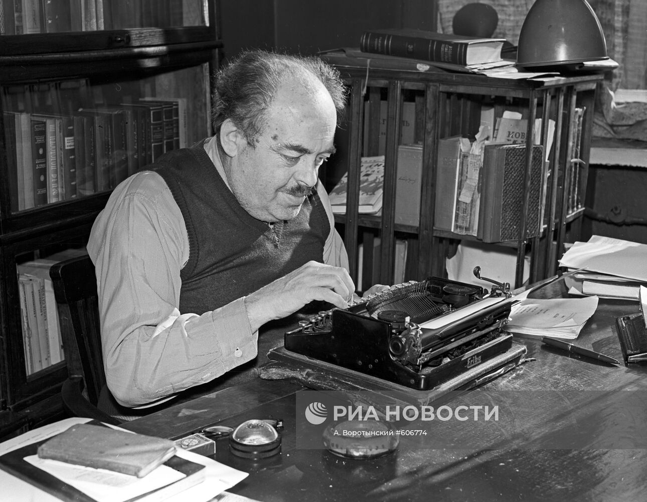 Поэт Александр Безыменский