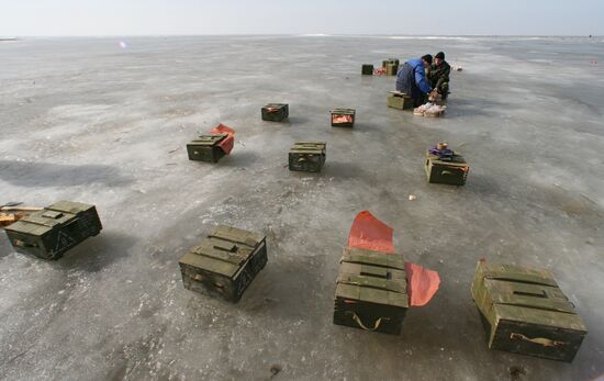 Сотрудники МЧС РФ ведут работы по подрыву льда