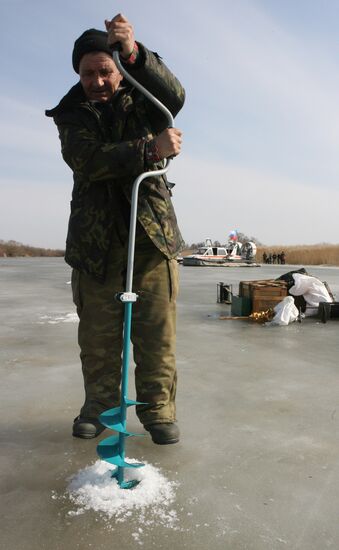 Сотрудники МЧС РФ ведут работы по подрыву льда