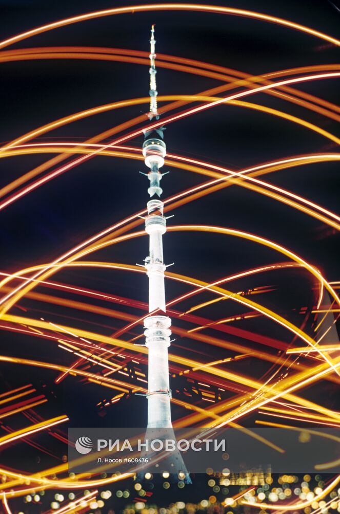Вид на Останкинскую телебашню ночью