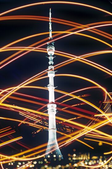 Вид на Останкинскую телебашню ночью