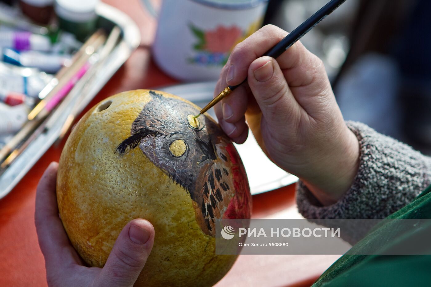 Роспись страусиных яиц пасхальными рисунками
