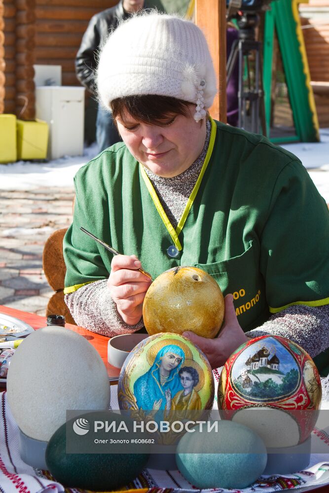 Роспись страусиных яиц пасхальными рисунками