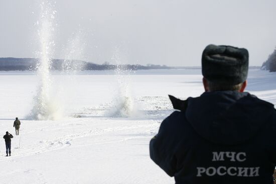 Работы по подрыву льда в Татарстане