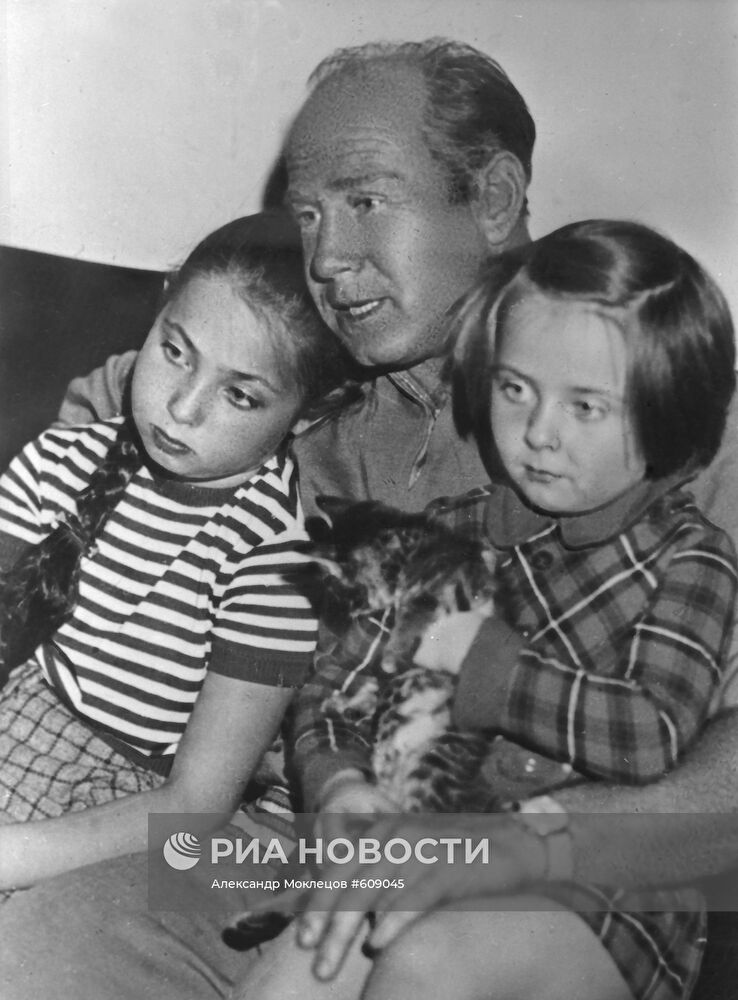 Алексей Леонов с дочерьми