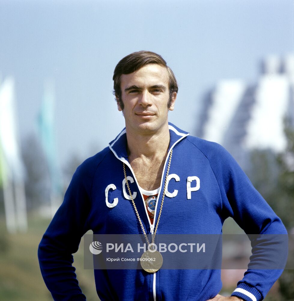 Виктор Санеев с олимпийской медалью