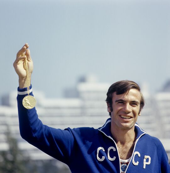 Виктор Санеев с олимпийской медалью