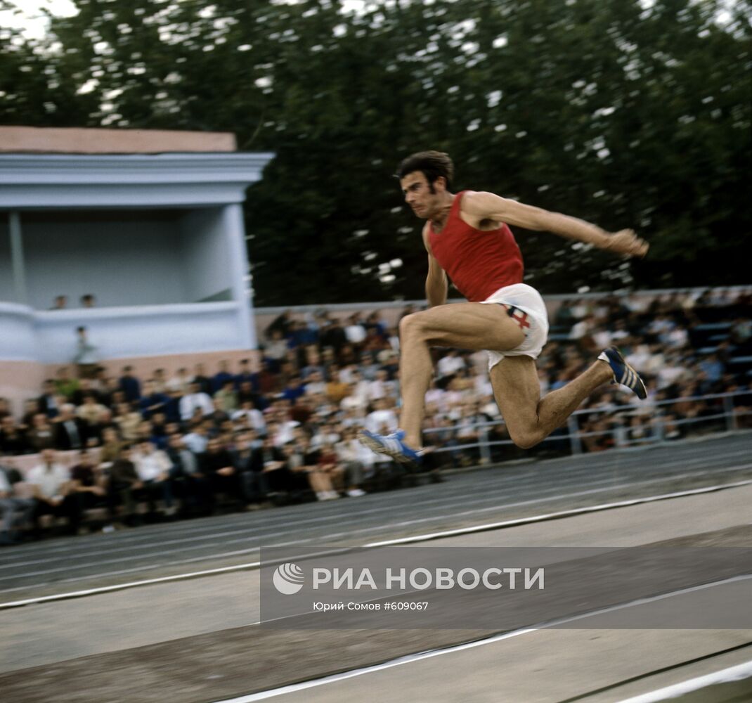 Виктор Санеев во время выполнения прыжка в длину