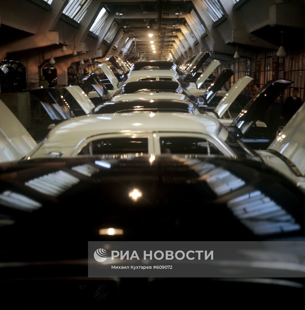 В цехе сборки автомобилей "Волга"