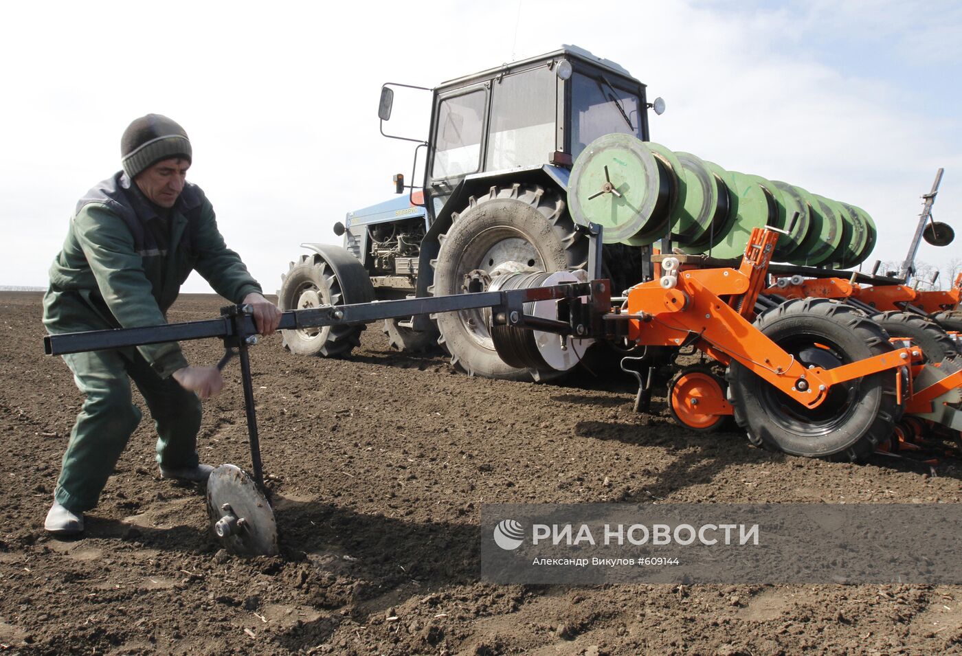 Регулировка глубину сеялки при посадке лука