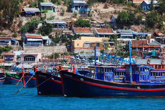Стоянка рыболовных судов возле острова Хон Там