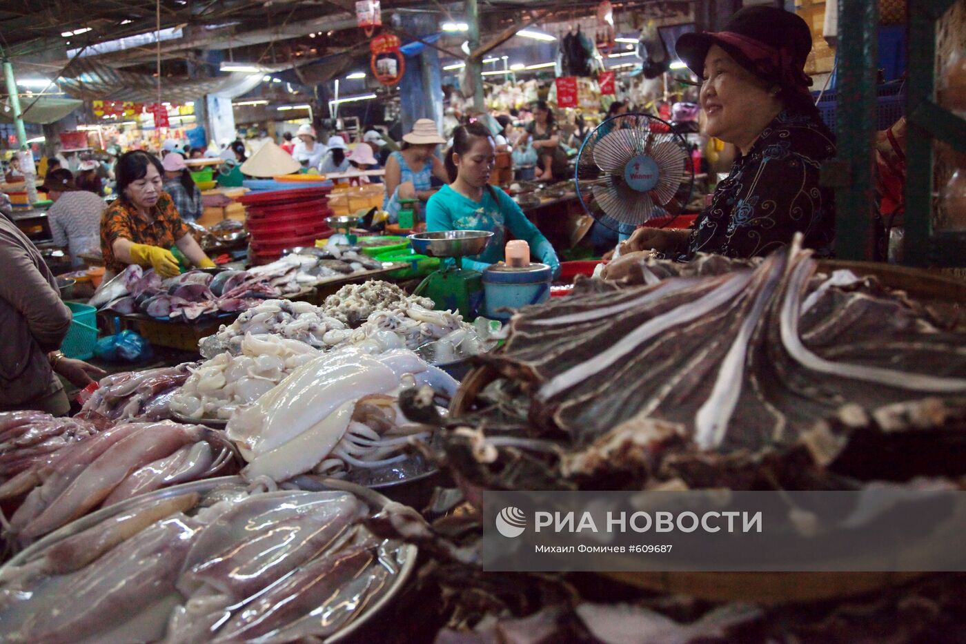 Торговля морепродуктами на центральном рынке города Фантхьет