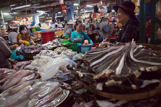 Торговля морепродуктами на центральном рынке города Фантхьет