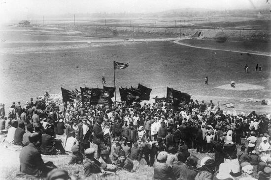 На закладке рабочего поселка имени Степана Разина