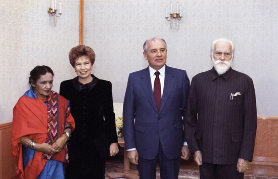 М. С. Горбачев и С. Н. Рерих с супругами