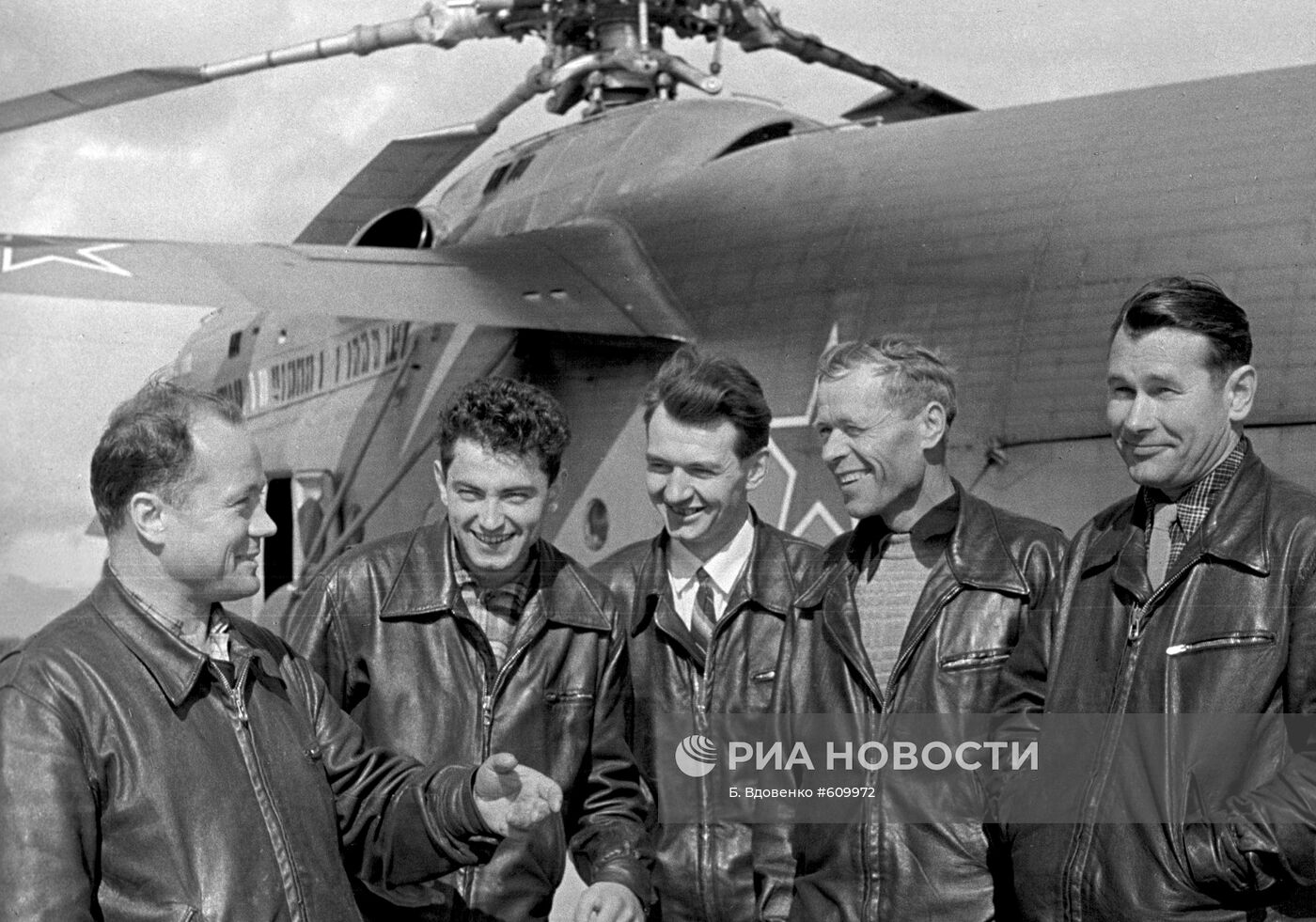 Члены экипажа вертолета Ми-6, установившие мировые рекорды