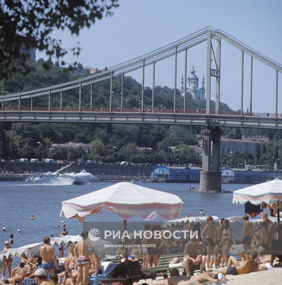 Парковый мост и городской пляж в Киеве