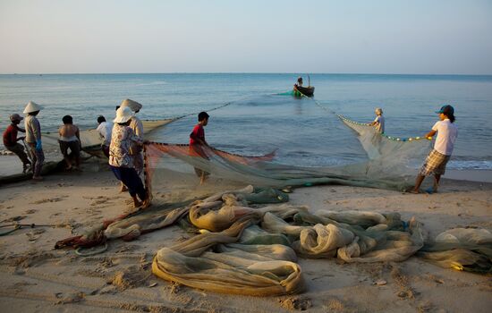 Рыбаки на побережье Муйне