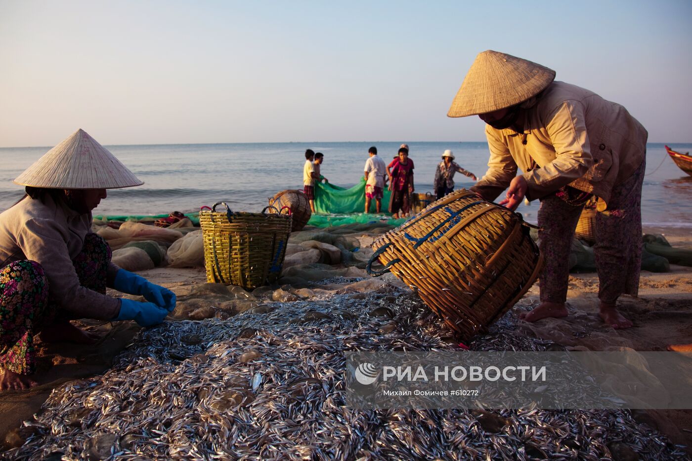 Рыбаки с уловом на побережье Муйне