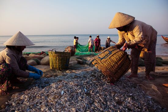 Рыбаки с уловом на побережье Муйне