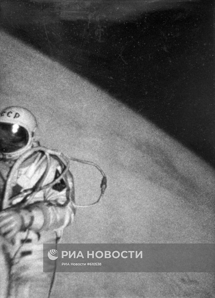 Летчик А.А.Леонов в открытом космосе