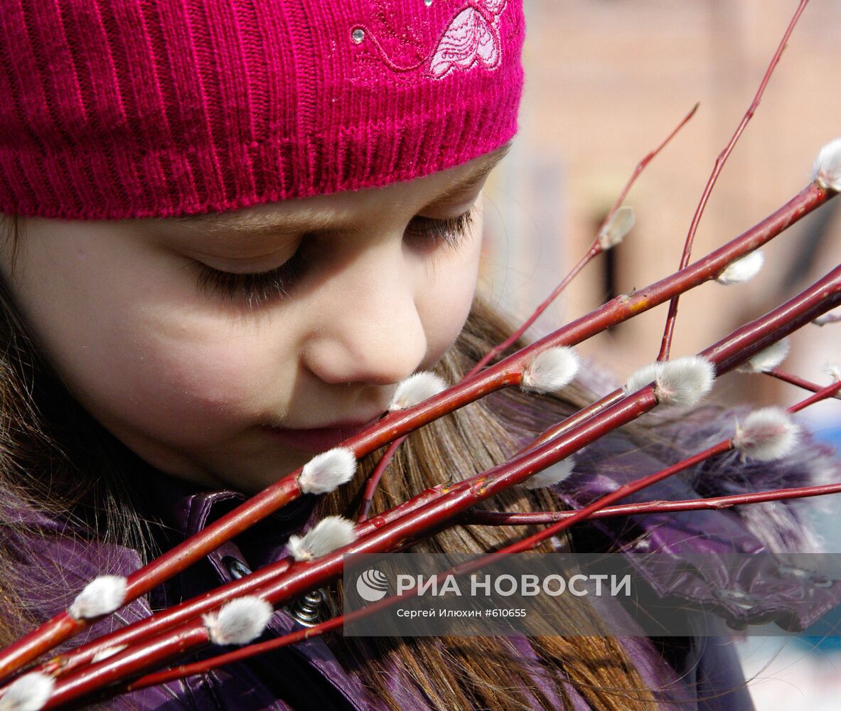 Юная жительница Москвы у строящегося Покровского храма