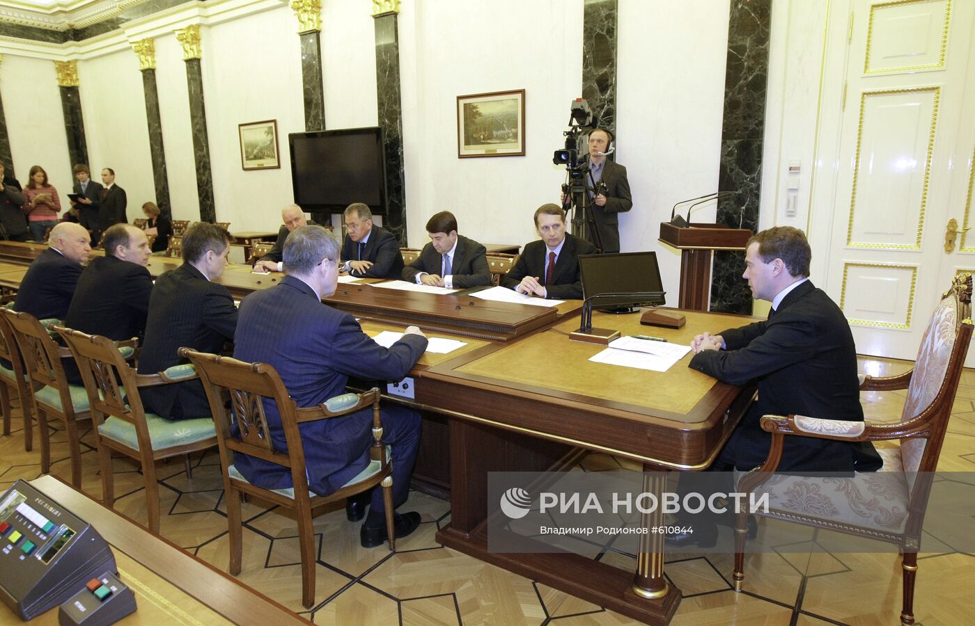 Д.Медведев провел экстренное совещание в Кремле