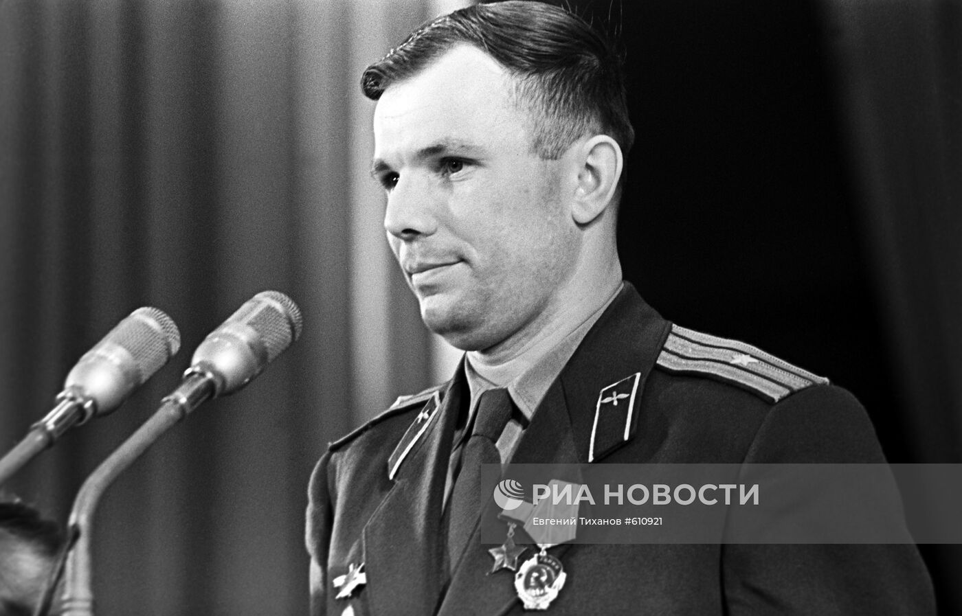 Летчик-космонавт СССР Юрий Гагарин на пресс-конференции в Доме ученых