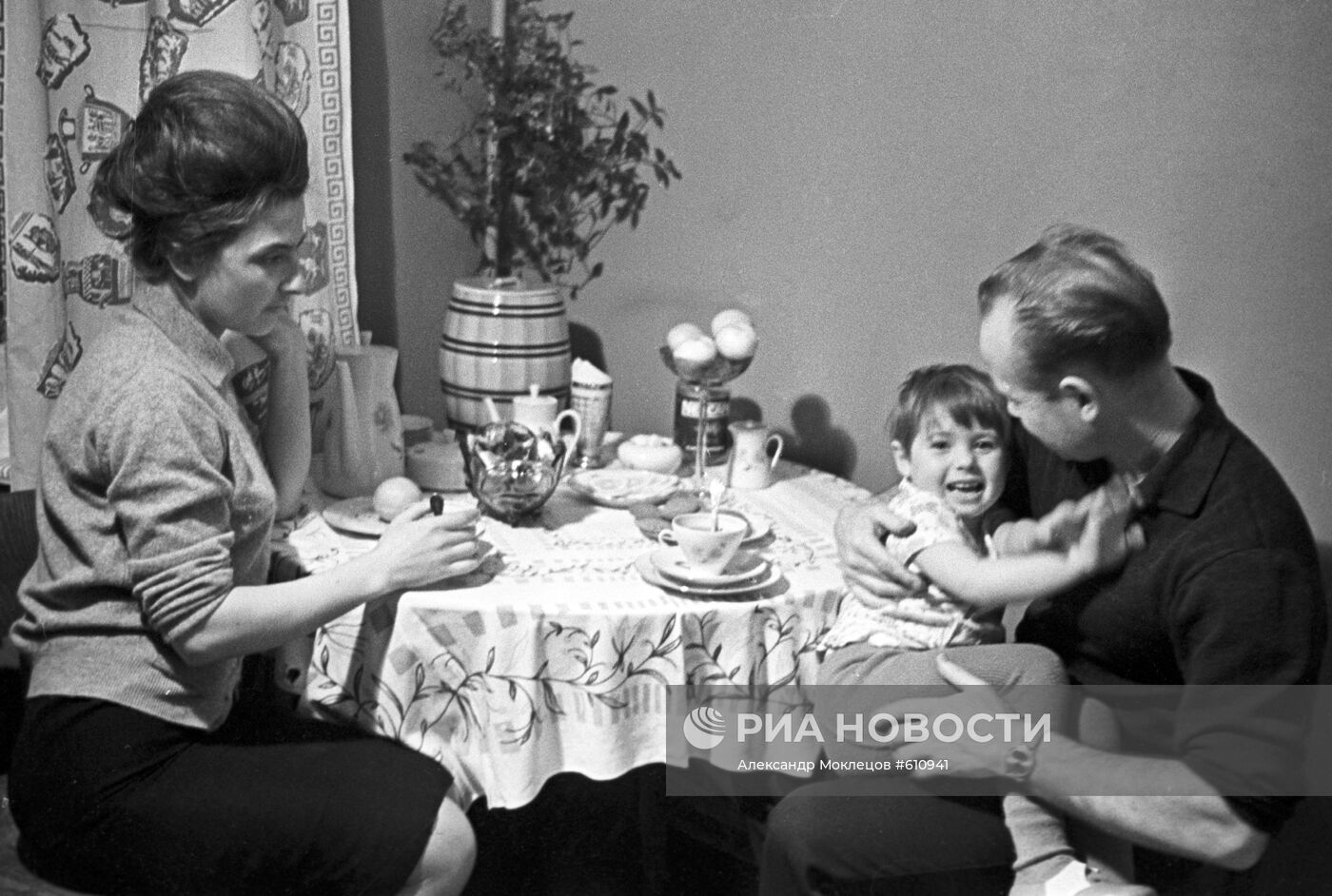 Летчик-космонавт А.Леонов с женой и дочерью