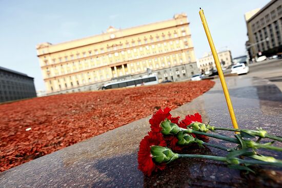 Цветы у станции метро "Лубянка"