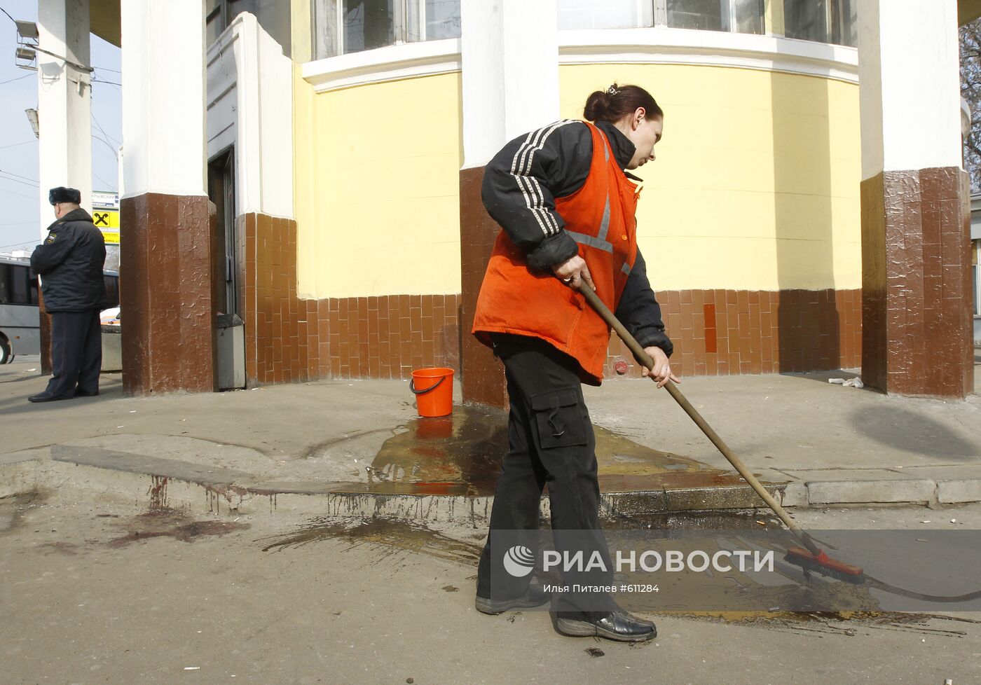 У станции метро "Парк культуры"