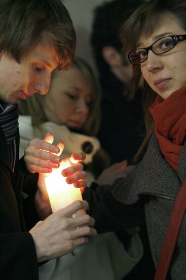 Акция памяти жертв теракта в московском метро прошла в Казани