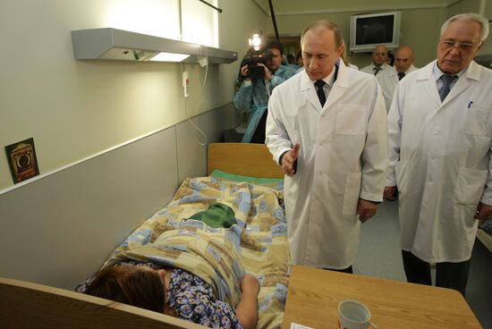 В.Путин посетил в больнице пострадавших от взрывов в метро
