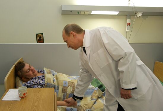 В.Путин посетил в больнице пострадавших от взрывов в метро