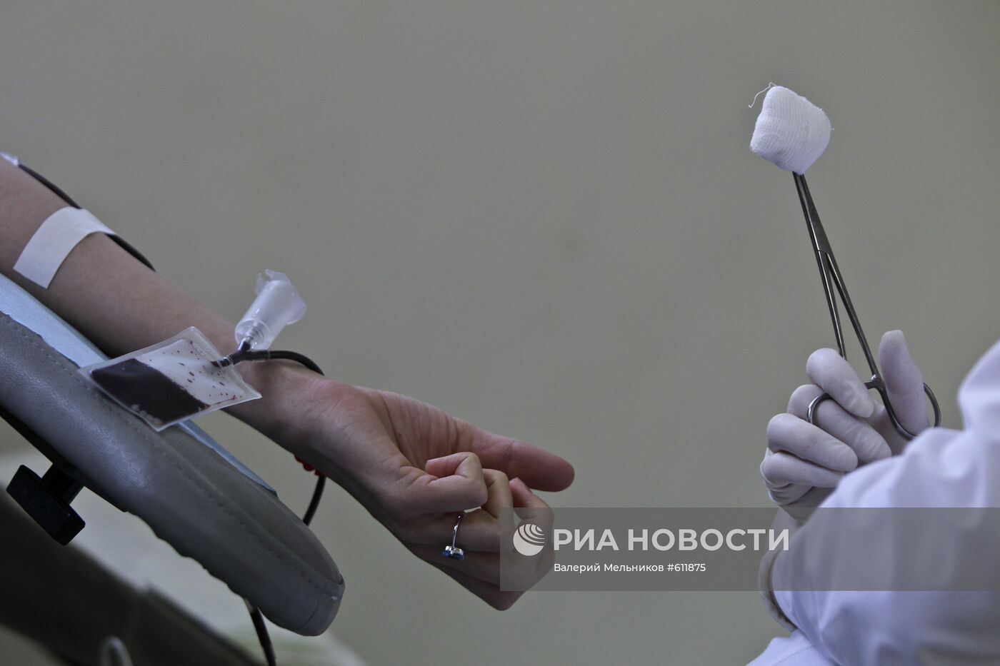 Москвичи сдают кровь для пострадавших от взрывов в метро