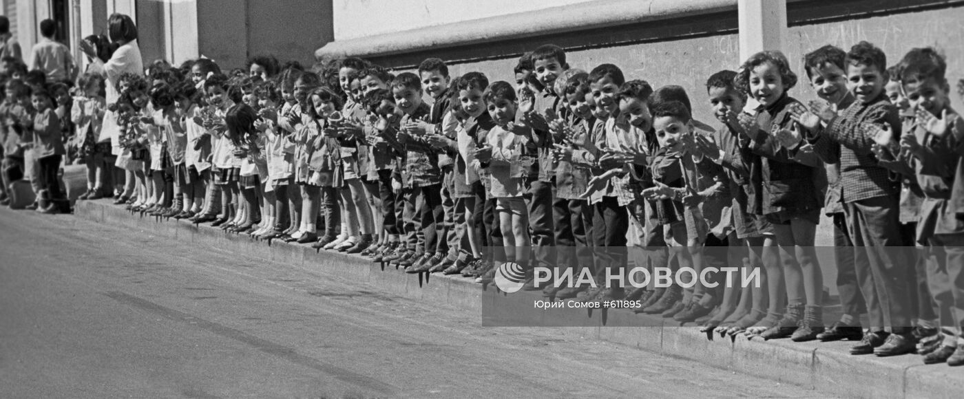 Алжирские дети приветствуют советских космонавто