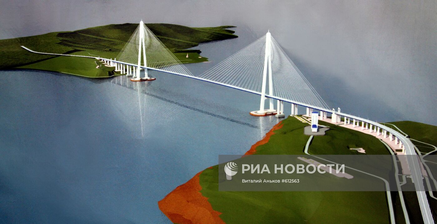 Рисунок строящегося вантового моста на остров Русский
