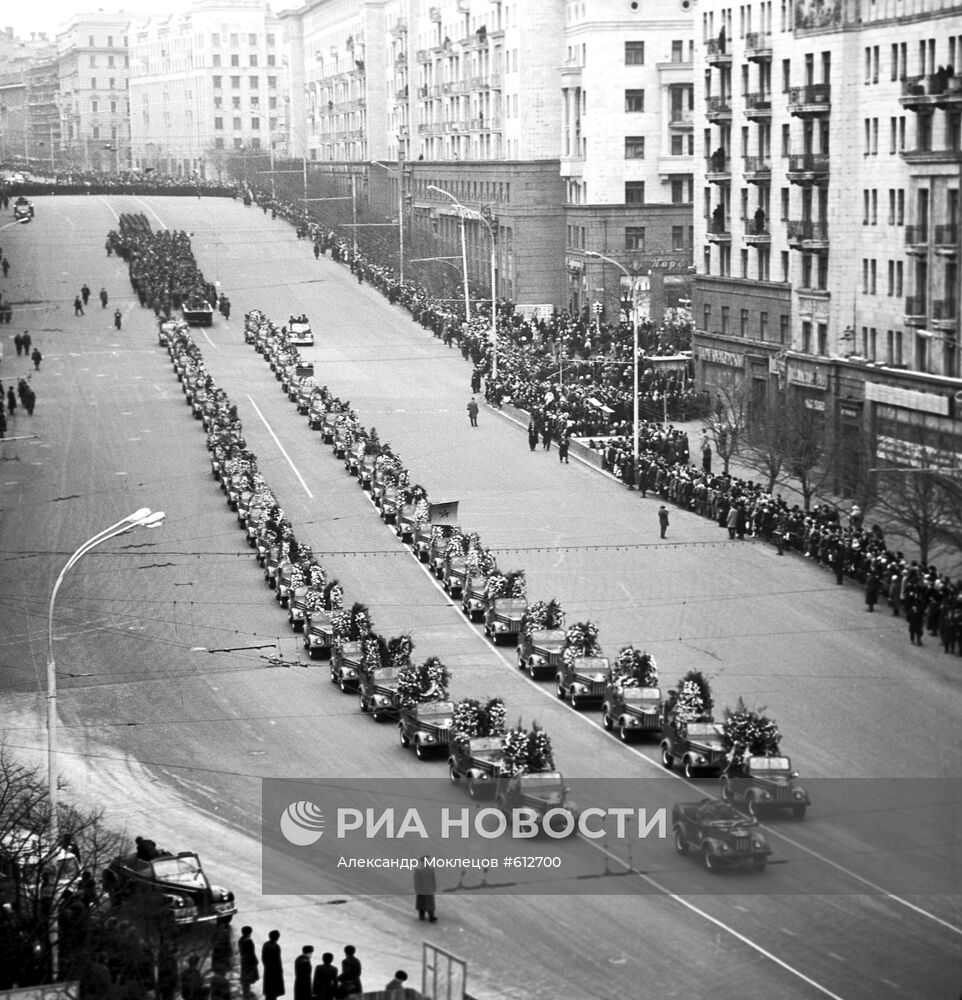 Траурная процессия во время прохождения по улице Горького