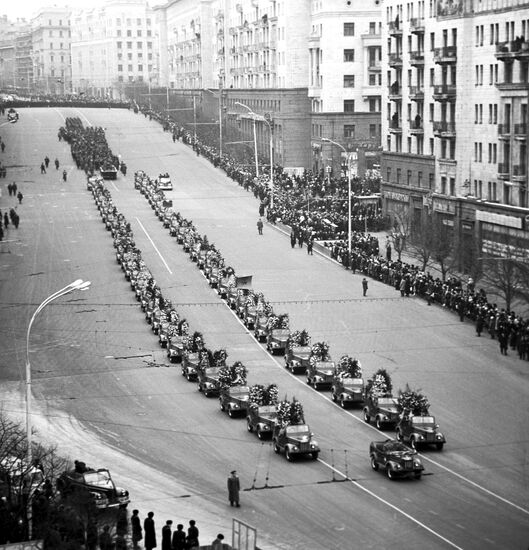 Траурная процессия во время прохождения по улице Горького