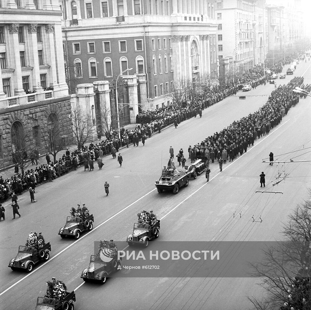 Траурная процессия во время прохождения через Советскую площадь