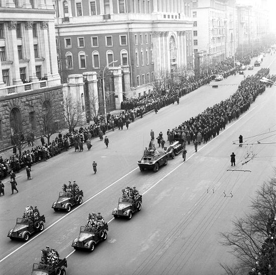 Траурная процессия во время прохождения через Советскую площадь